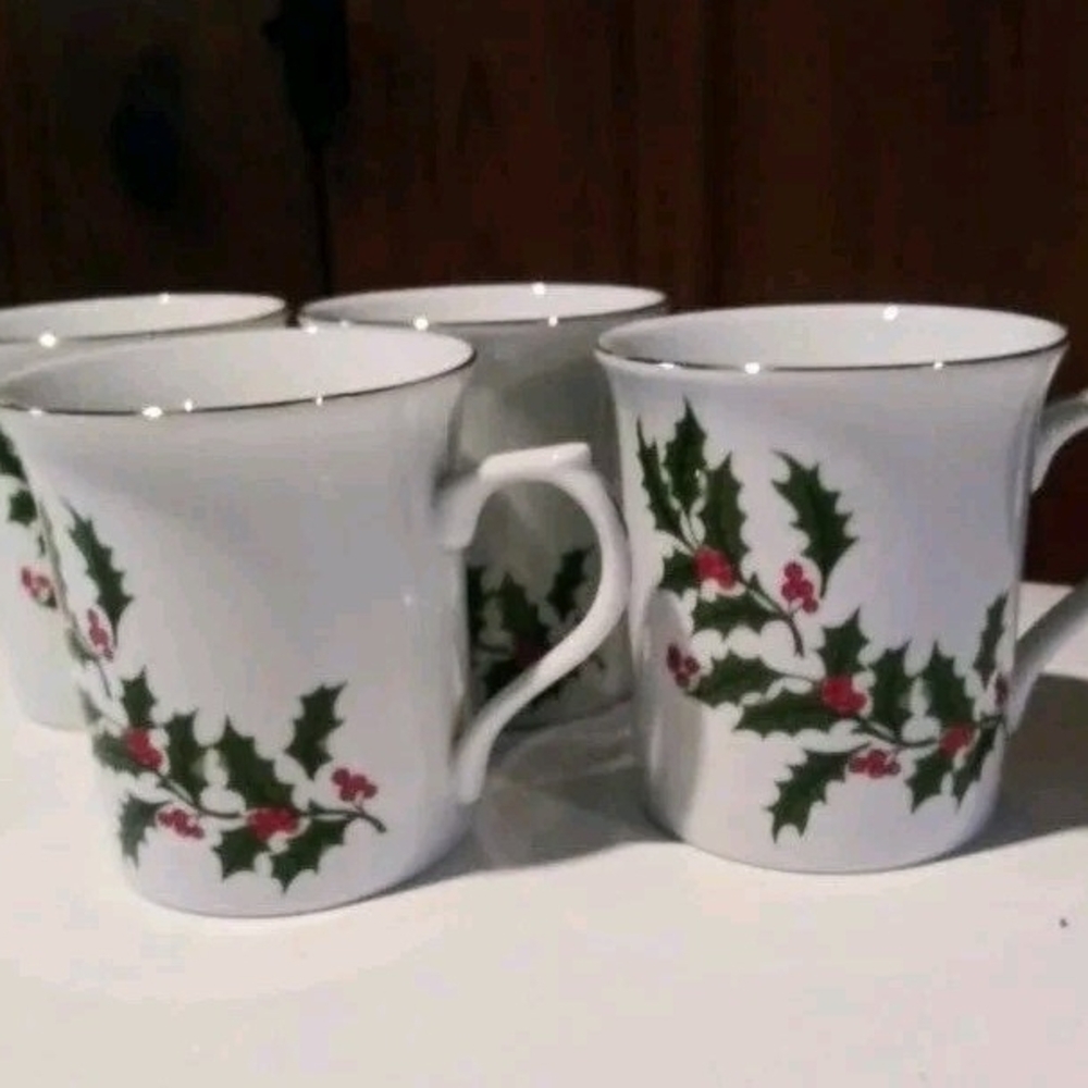 VTG 4 Elegant Fine China Holly/Berries Gold Trimmed Rim/ Handle 6 oz Cup Mugs